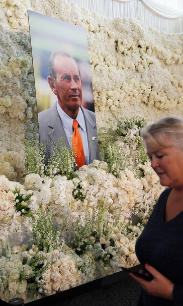 Fans arrive in droves to honor Bowlen at public tribute